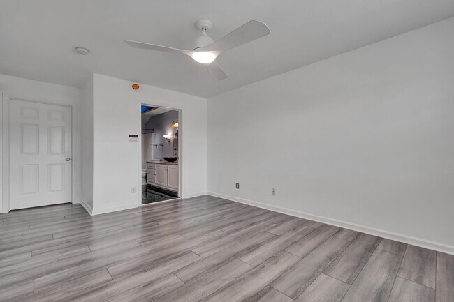 Building Photo - 17034 Farmington Rd