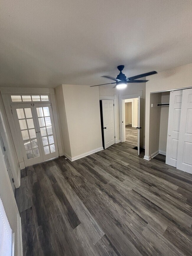 Building Photo - 715 1/2-570-572 E Main St