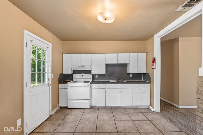 Building Photo - CUTE 3 BEDROOM 1 BATH