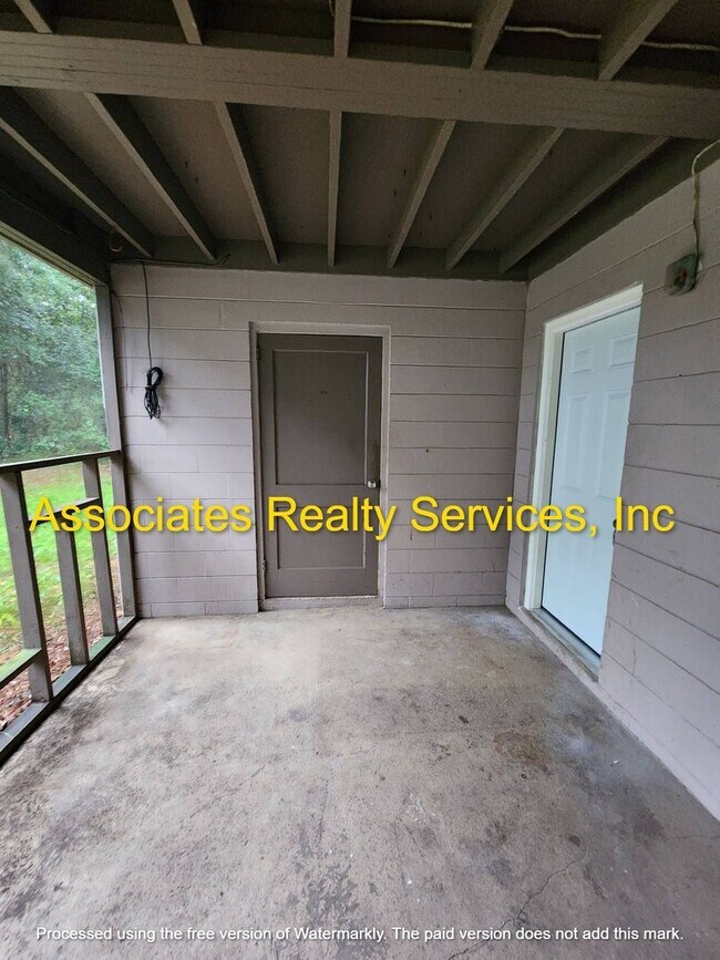 Building Photo - Hide Away in the City