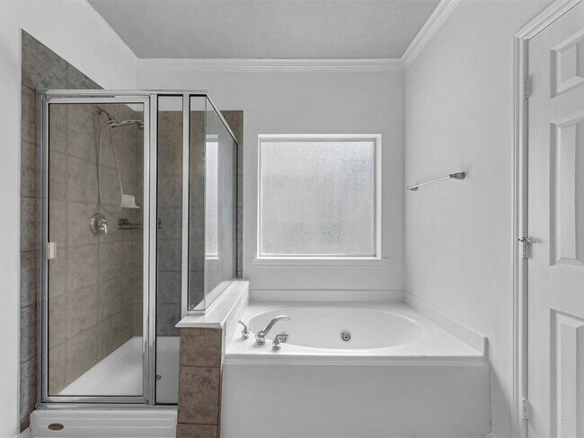 Building Photo - 25553 Oakhurst Forest Dr