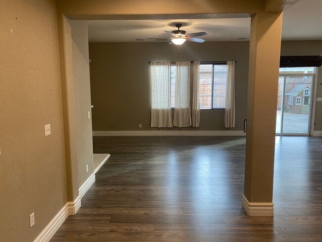 Building Photo - 3 Bedroom 2 bathroom with a bonus room and Solar in NW Visalia!