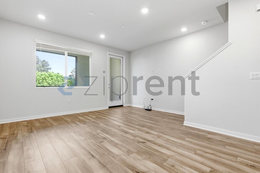 Building Photo - Unit