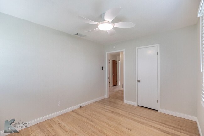 Building Photo - 4 BED, 2 BATH, 2 CAR GARAGE!