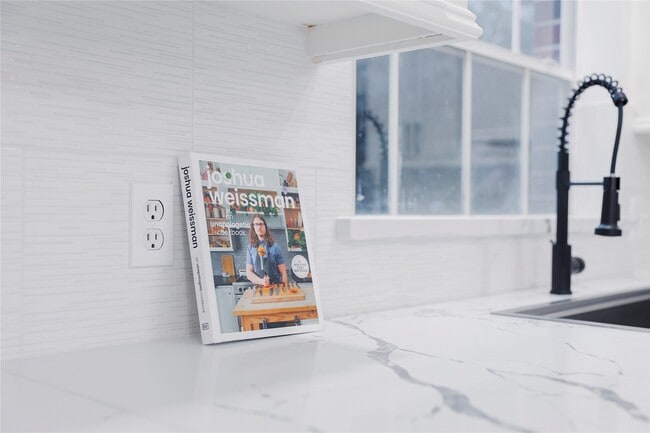 Building Photo - 17527 Sandy Cliffs Dr