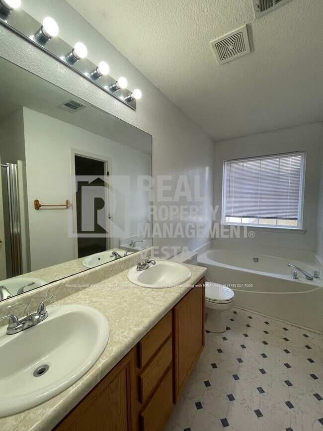 Building Photo - 451 Crabapple Pl