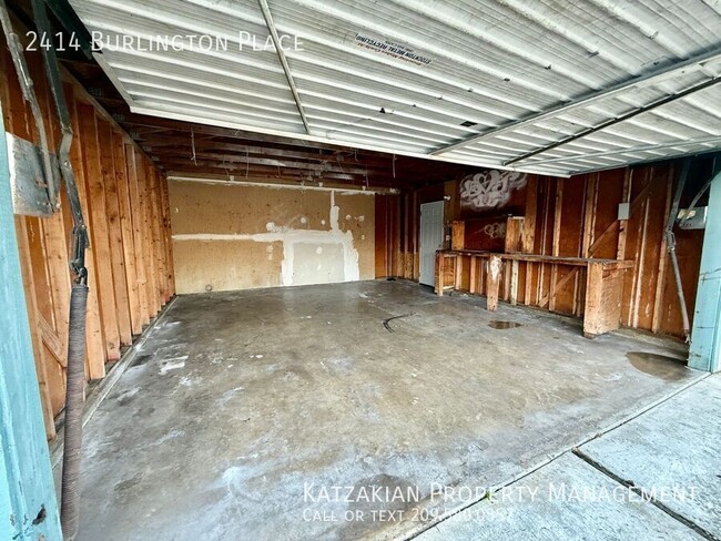 Building Photo - Downstairs 2-Bedroom 1-Bath Triplex