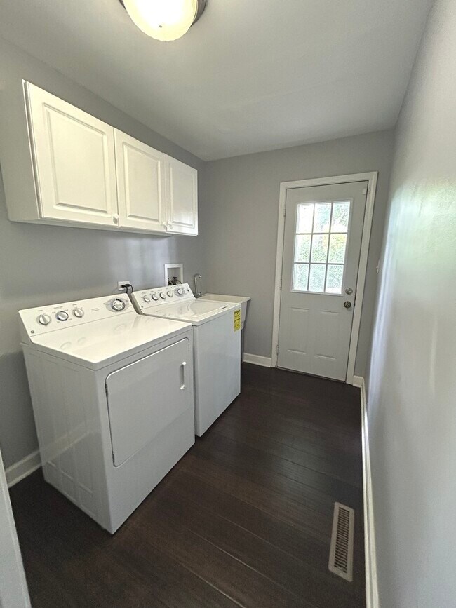 Building Photo - 10S450 Wind Jammer Ln