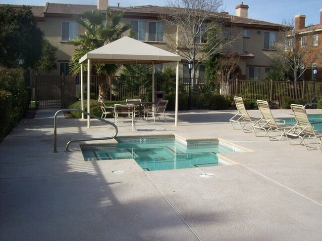 Building Photo - First floor unit in luxury gated Northwest...