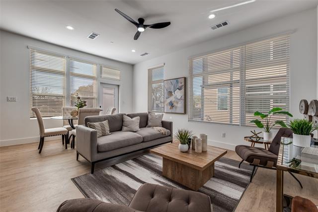 Building Photo - 723 W 10th St