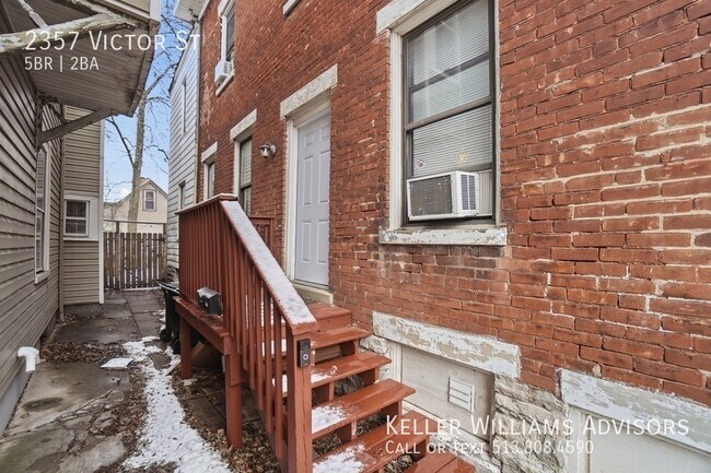 Building Photo - 2357 Victor St