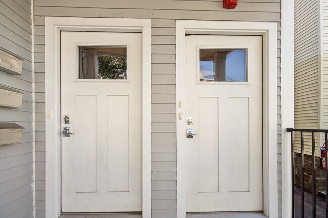 Building Photo - 18 Armandine St