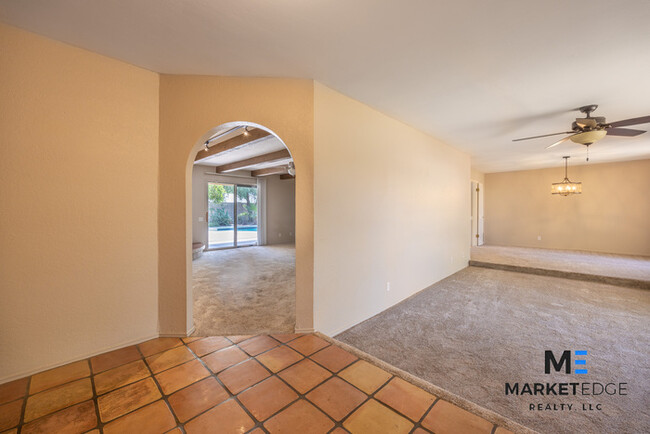 Building Photo - 4Bed/2.5Bath Home at 56th/Cactus! $399 MOV...