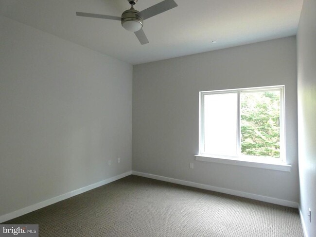 Building Photo - 3862 Lancaster Ave