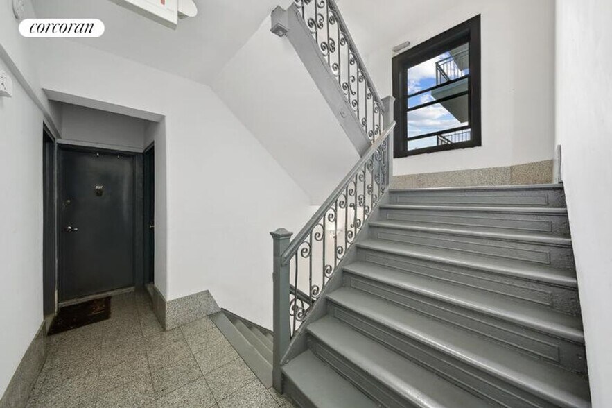 Building Photo - 242 E 10th St