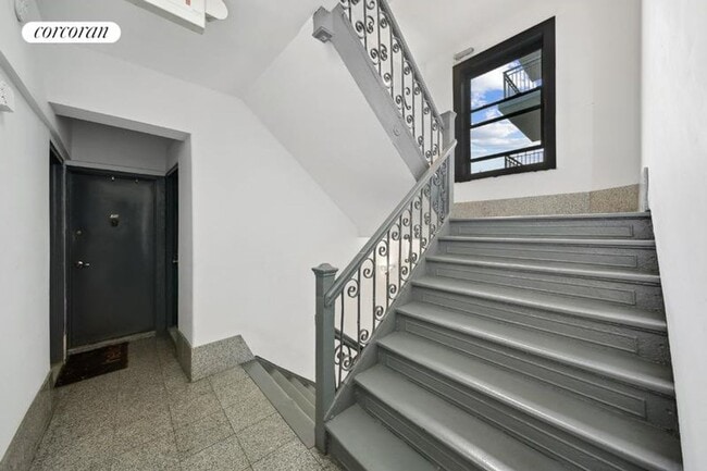 Building Photo - 242 E 10th St
