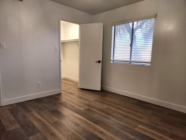 Building Photo - 1221 N 85th Pl