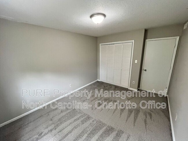 Building Photo - 1913 Mereview Ct