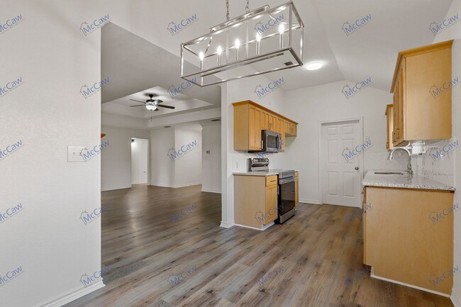 Building Photo - Move-In Special! Lovely 3/2/2 in Granbury!