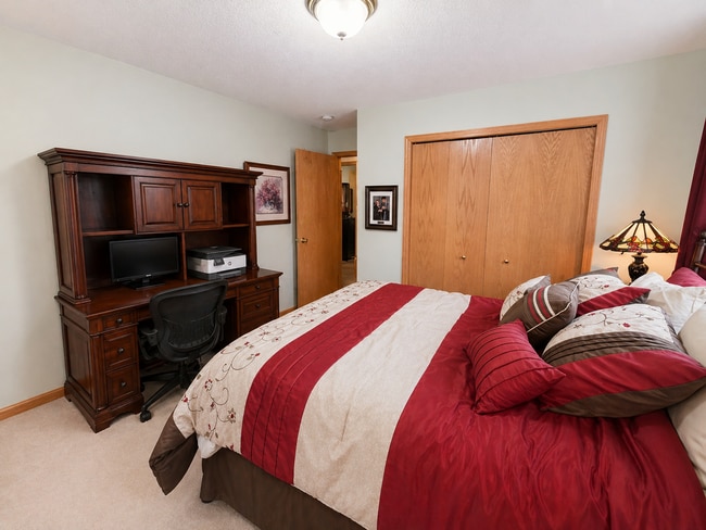 Building Photo - Stunning 2-Level Townhome with Vaulted Ceiling in Champlin!!