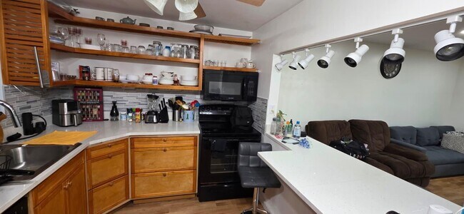 Building Photo - 725 Lori Dr