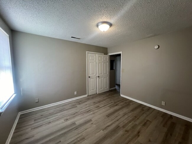 Building Photo - 2 Bedroom Duplex on Corner Lot! SPECIAL: H...