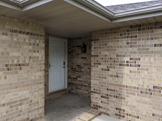 Building Photo - 3316 S Leawood Ave