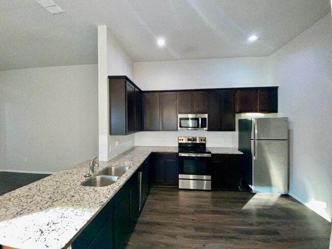 Building Photo - Luxury Duplex 3/2 in New Braunfels