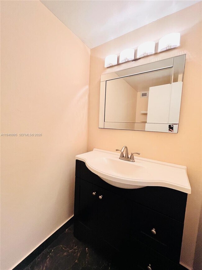 Building Photo - 2500 Parkview Dr