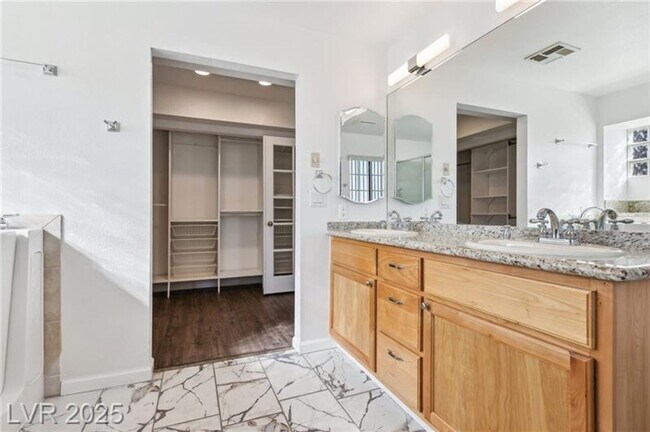 Building Photo - SPACIOUS 3BEDROOM SINGLE STORY TOWNHOME IN...