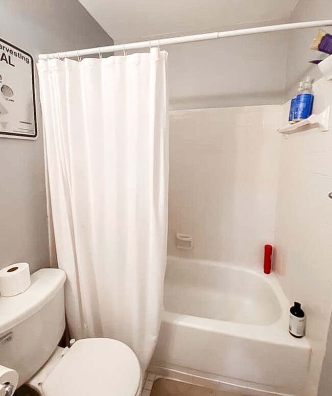 Building Photo - Beautiful 3 Bedroom 2.5 Bathroom Brick Fro...