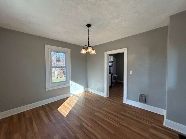 Building Photo - Charming & Move-In Ready in Lorain!