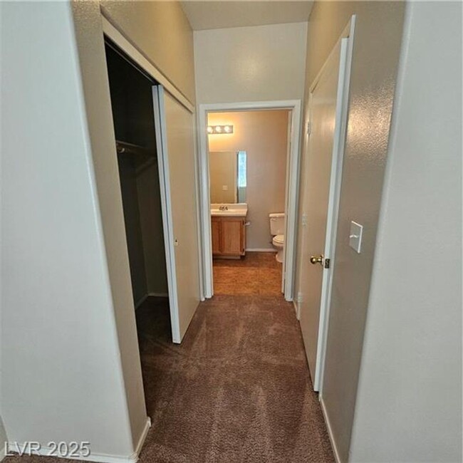 Building Photo - Cozy 2 bedroom 2 bath ground level condo n...