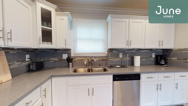 Building Photo - ROOM ONLY in 4-bed/3.0-bath Home