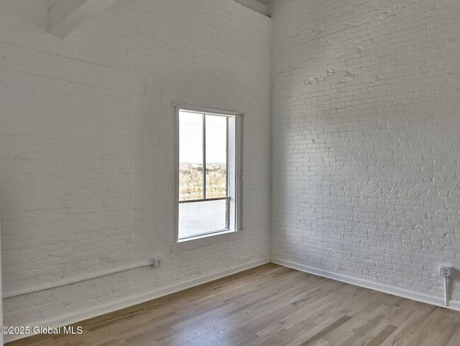Building Photo - 145 River St