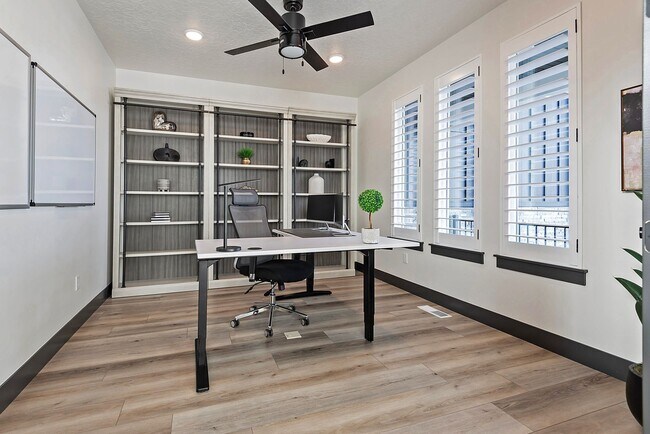 Building Photo - 423 W Red Wolf Dr