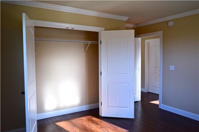 Building Photo - LIKE NEW! Extensive renovation in established Glencliff Estates