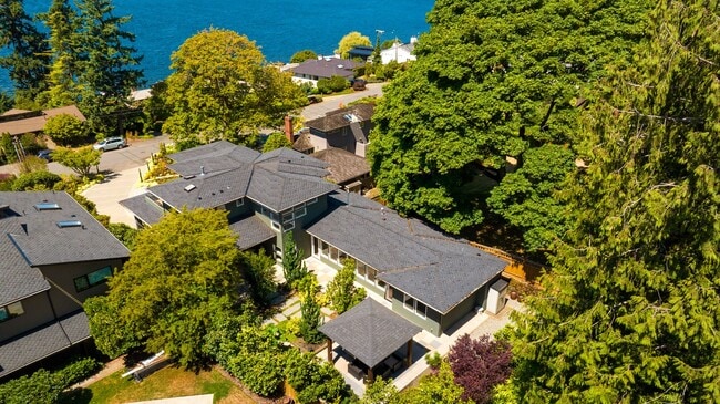 Building Photo - Exquisite Kirkland Estate - Lake Front Views