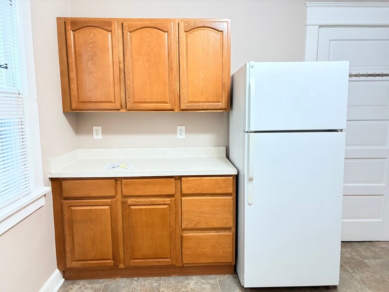 Building Photo - 693 Linwood Ave