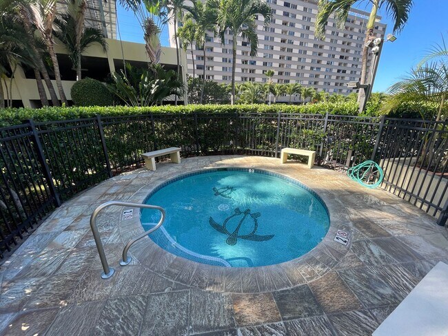 Building Photo - Gorgeous renovated high-floor apartment in great building.