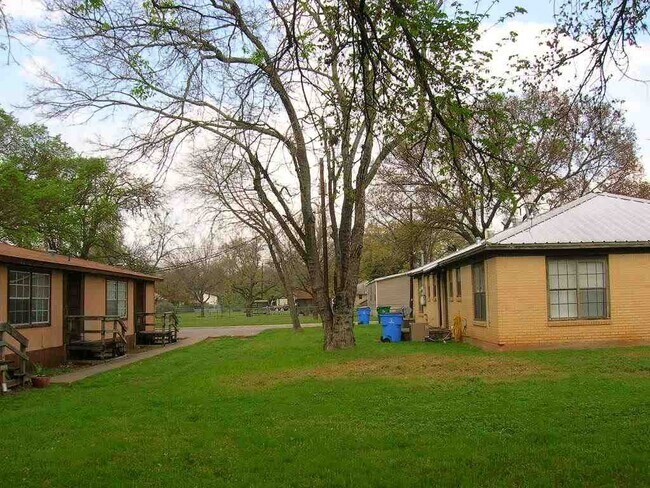 Building Photo - 207 E Elm St