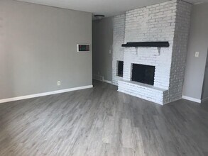 Building Photo - 5 bedroom 3 bathroom!