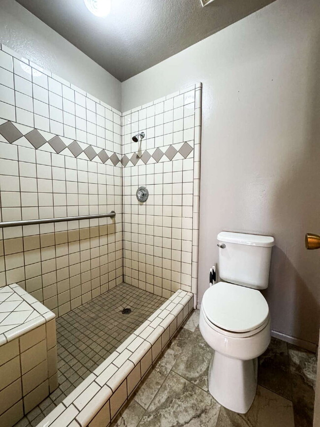 Building Photo - "Charming 3-Bed Oasis with 2 Baths and 170...