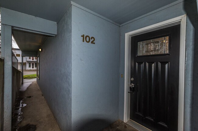 Building Photo - 1080 SE City Beach St