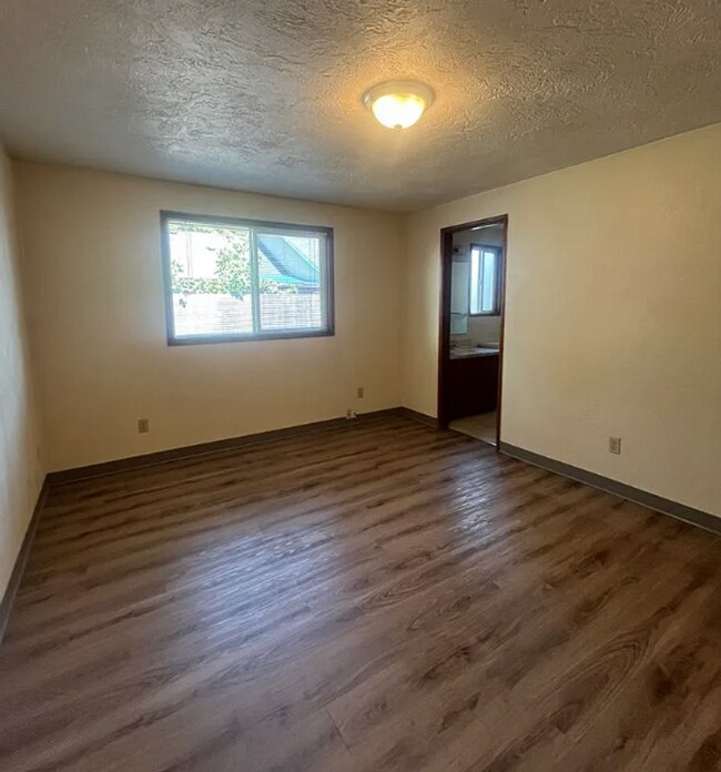 Building Photo - Spacious 3 Bedroom Home with Fenced Yard & Oversized Garage in Eugene