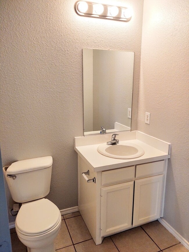Building Photo - Completely refurbished home walking distan...