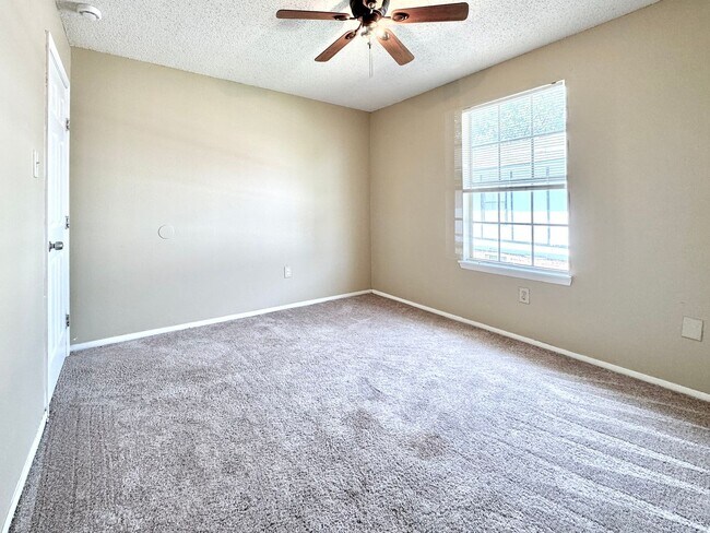 Building Photo - 2 Bedroom Upstairs Condo Located off Perki...
