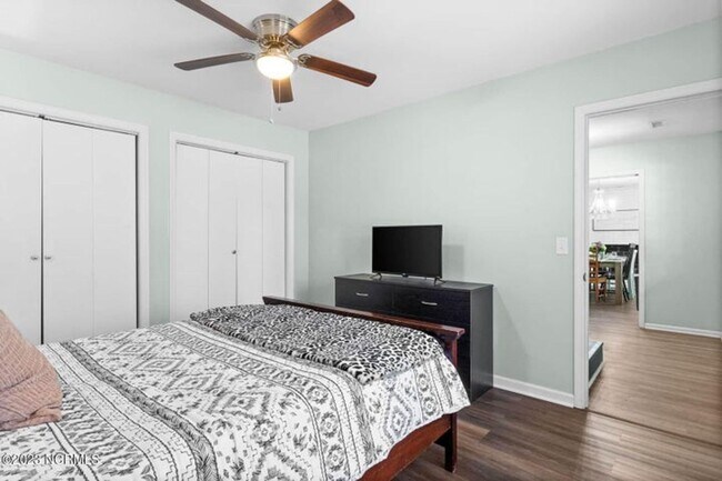 Building Photo - Fully Furnished Single Family Home - Long ...