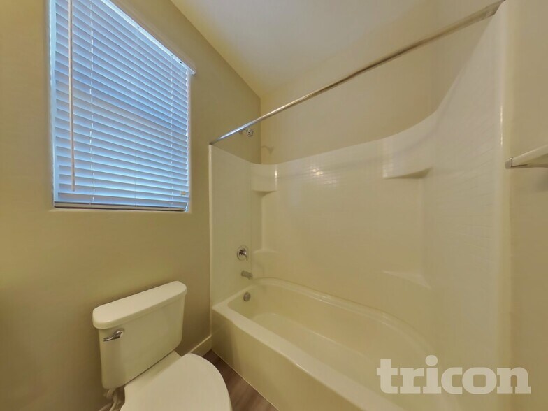 Building Photo - 2630 E Danbury Rd