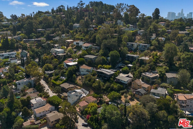 Building Photo - 3528 Fernwood Ave